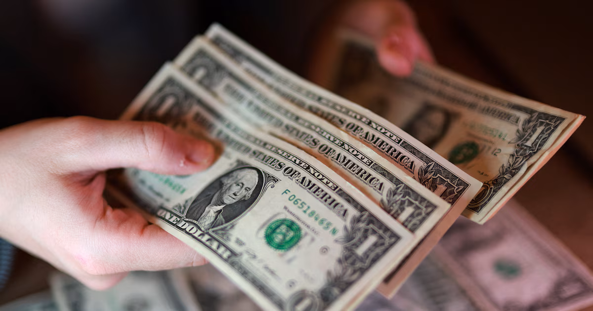 El dólar subió, pero se ubica 25% por debajo del techo de la banda cambiaria