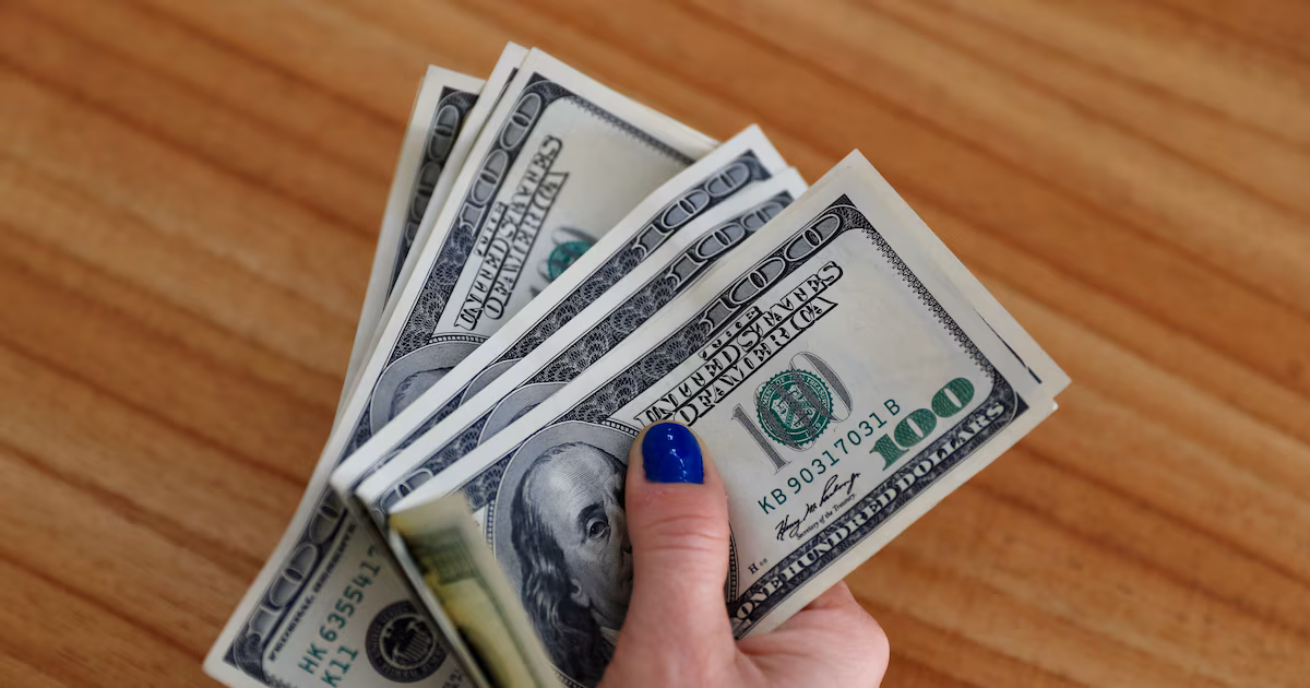 El dólar registró una leve baja y cortó una racha de tres alzas consecutivas