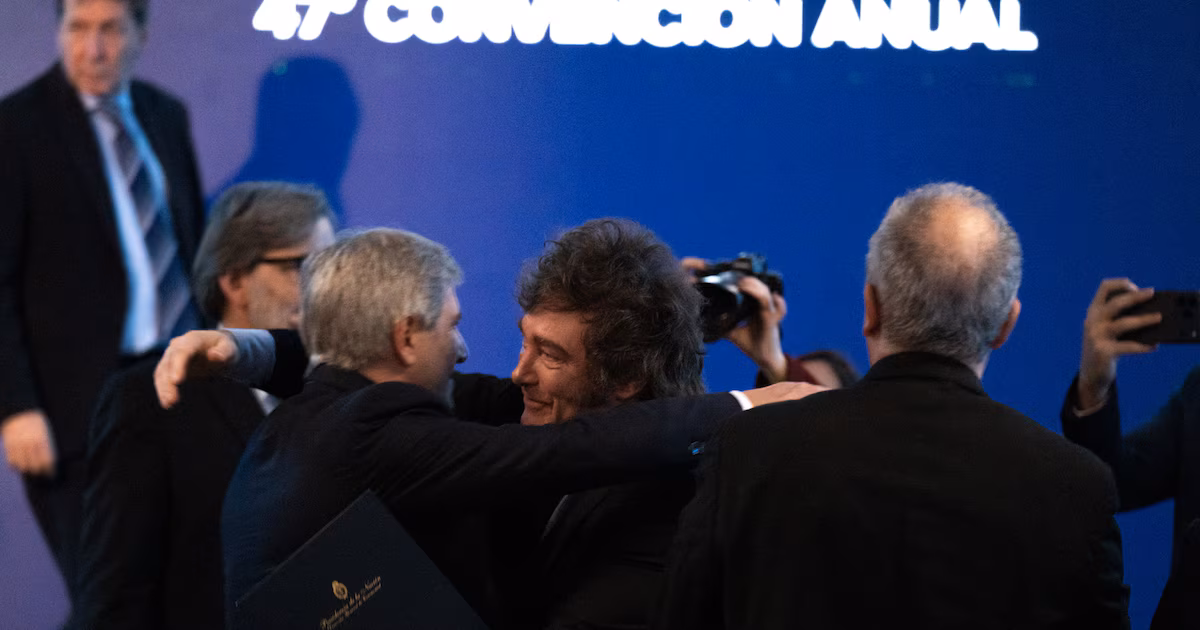 Por qué crece el empleo informal: la explicación que dio Milei a profesionales de las finanzas