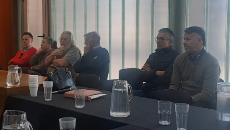 Contratos truchos: mantienen las restricciones para los 18 acusados que irán a juicio