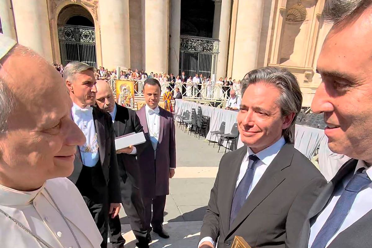 Expectativa. El intendente de Luján estuvo en el Vaticano y le dijo al papa León XIV que lo espera una multitud
