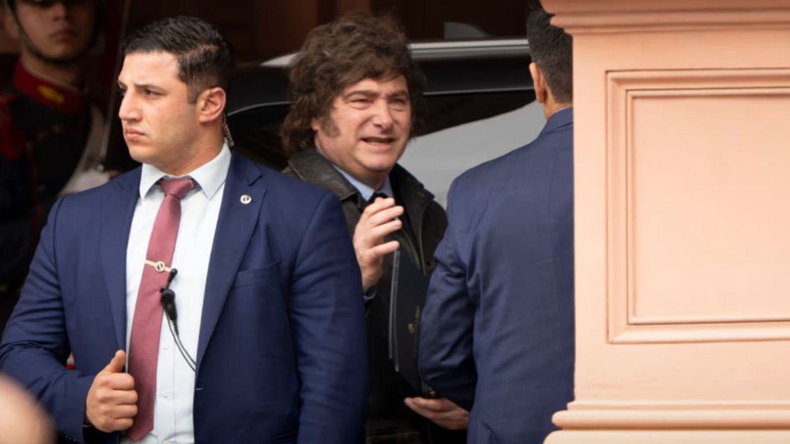 Javier Milei volvió a Argentina: entrevista con un medio francés y reunión de Gabinete