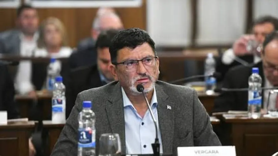 Una denuncia penal contra Vergara, una respuesta en Facebook y el eco de la causa de los contratos truchos