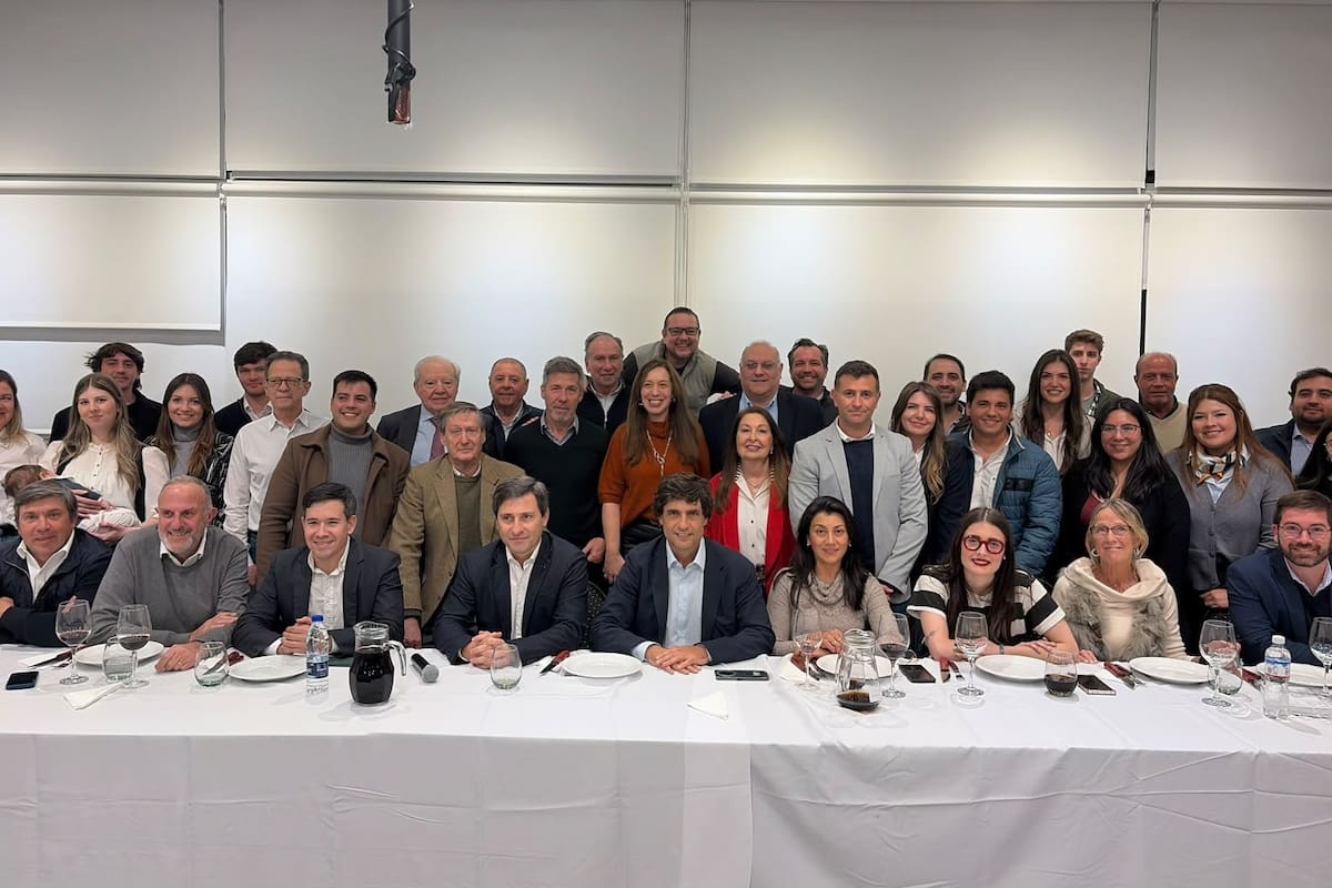 "Somos Pro".. En modo candidato, Hernán Lacunza publicó una foto con su equipo: uno a uno, quiénes lo acompañan