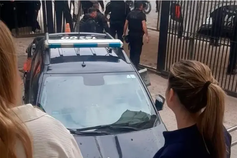 Un patrullero chocó contra la guardia del Hospital Cullen e hirió a un joven en silla de ruedas recién operado