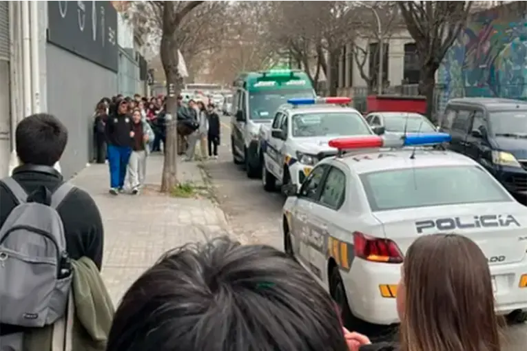 Un joven apuñaló en un ojo a una estudiante en la Facultad de Medicina de Uruguay