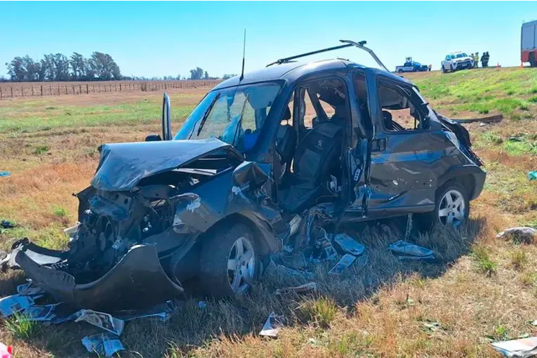 Vuelco fatal en la autopista Córdoba-Rosario: viajaban tres adultos mayores y uno murió