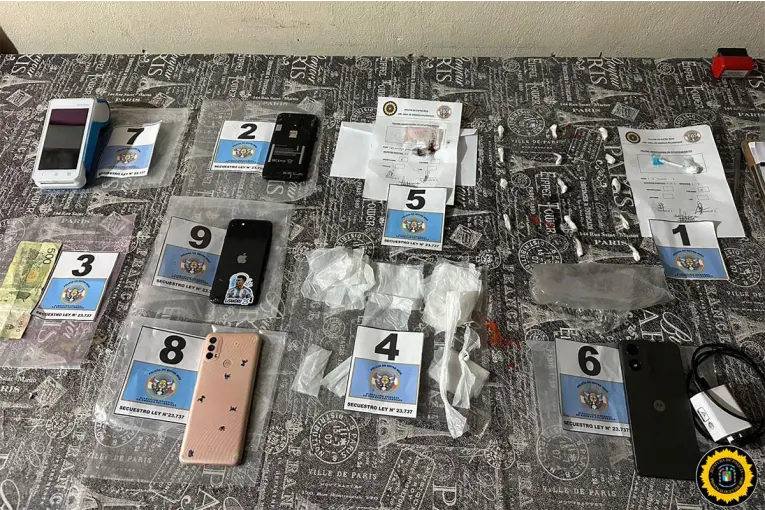 Allanaron una vivienda, hallaron drogas y un posnet: dos detenidos