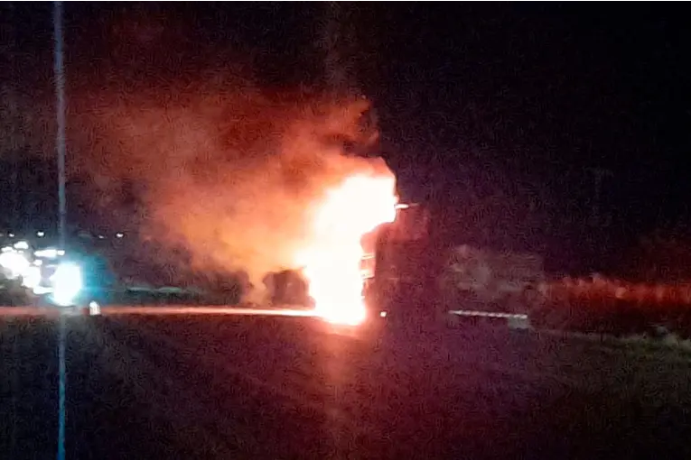 Un camión con trigo sufrió un desperfecto y se incendió totalmente en Ruta 16