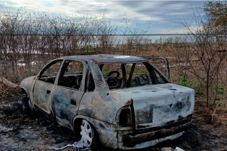 Hallaron dos cuerpos dentro de un auto incendiado en Gálvez: investigan femicidio seguido de suicidio y hay una filmación