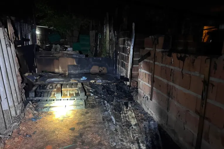 Vecinos denunciaron un incendio intencional y ataques a balazos en el barrio Los Hornos de Paraná
