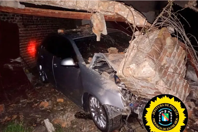 Despistó en el acceso a Piedras Blancas, chocó contra una vivienda y resultó herido