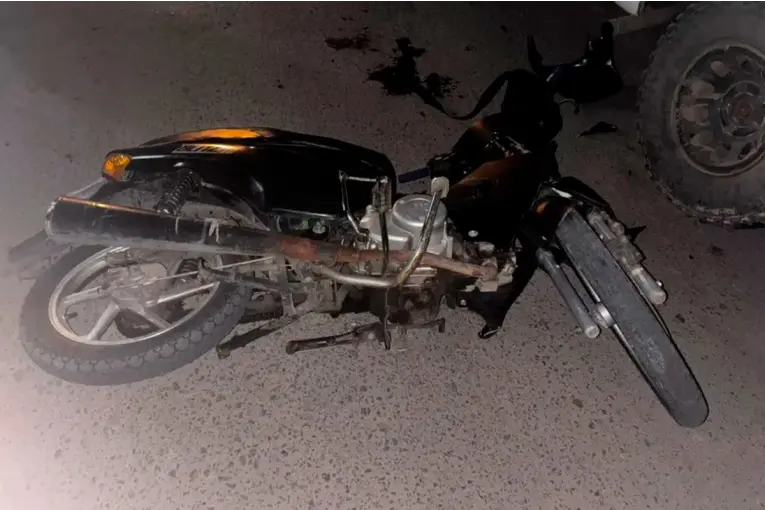 Un joven sufrió graves heridas tras chocar con su moto una camioneta estacionada en Victoria