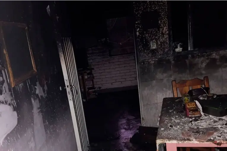 Incendio en vivienda de Paraná: rescataron a dos adultos mayores que debieron ser hospitalizados
