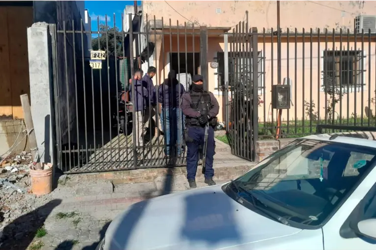 Retirado del Ejército comandaba banda que asaltó inmobiliaria: secuestraron armas y hay dos prófugos