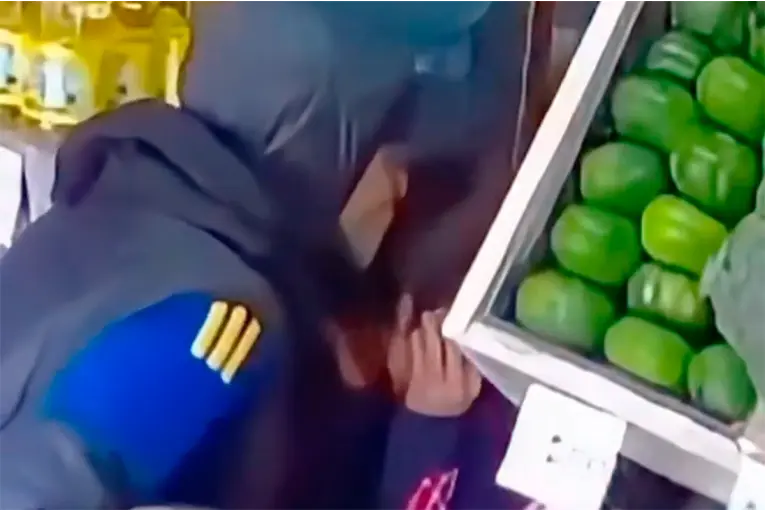 Delincuente armado asaltó una verdulería y besó en la frente a una empleada que lloraba: el video
