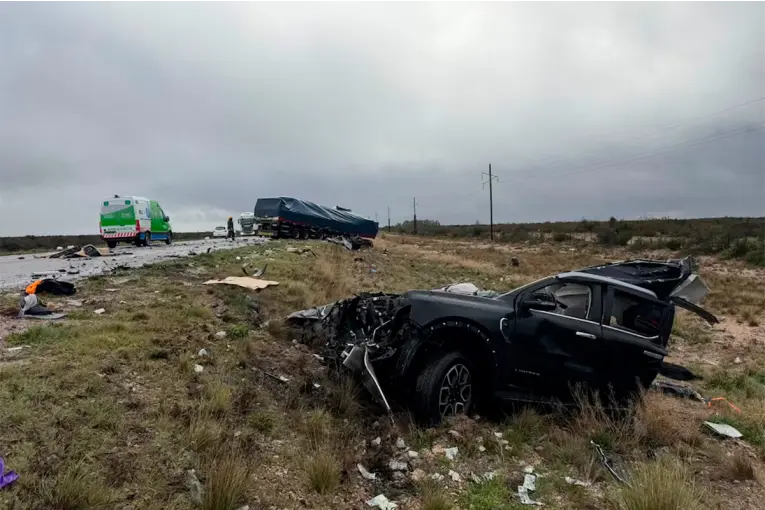 Dos personas murieron y otra resultó gravemente herida en un choque múltiple en Río Negro
