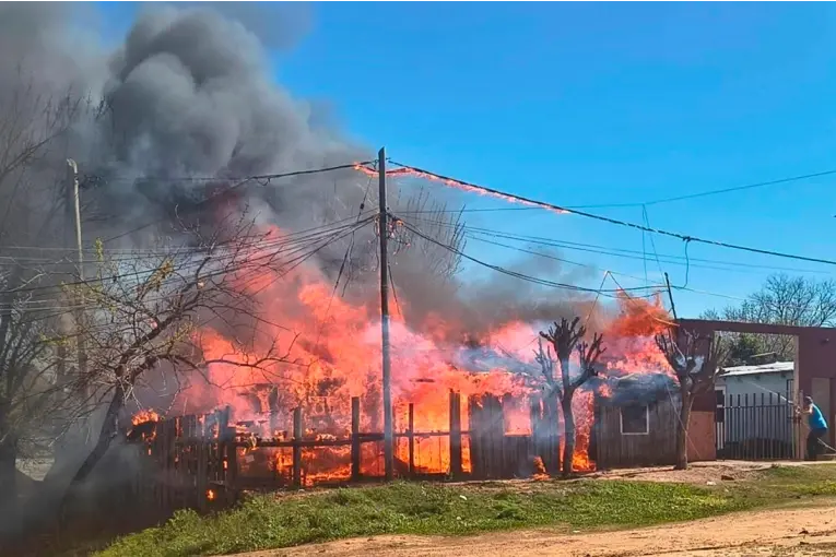 Un incendio destruyó la vivienda de una familia en Villa Adela: las pérdidas fueron totales