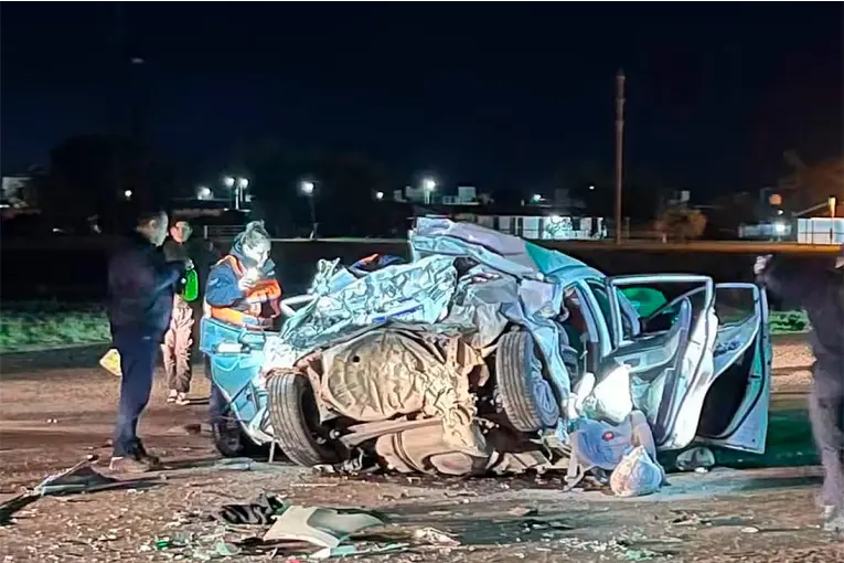 Grave choque múltiple en la Ruta 119: un auto quedó atrapado entre dos camiones