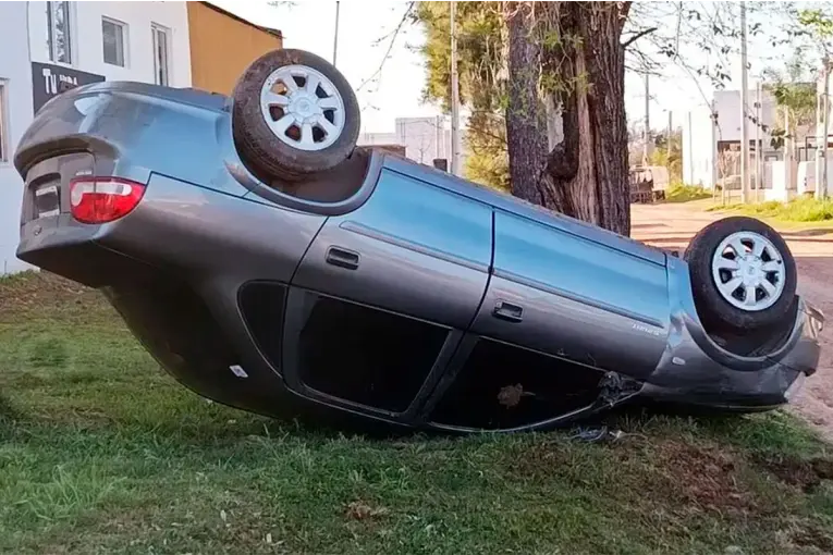 Un auto volcó tras salirse de la calle y el conductor resultó ileso