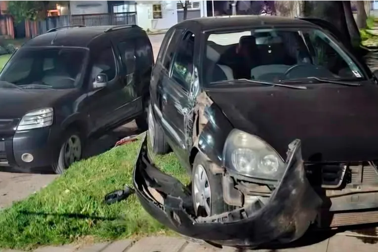 Un auto perdió el control y chocó una camioneta, un árbol y un cartel en Chajarí