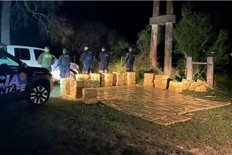 Peón halló casi una tonelada de marihuana bajo una lona en campo de Santa Fe: investigan el origen