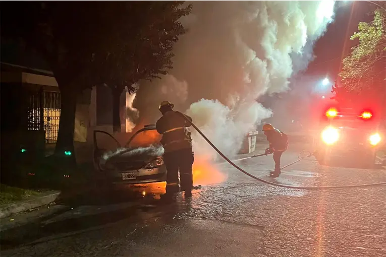 Un auto se incendió durante la madrugada en Paraná y no hallaron a su propietario