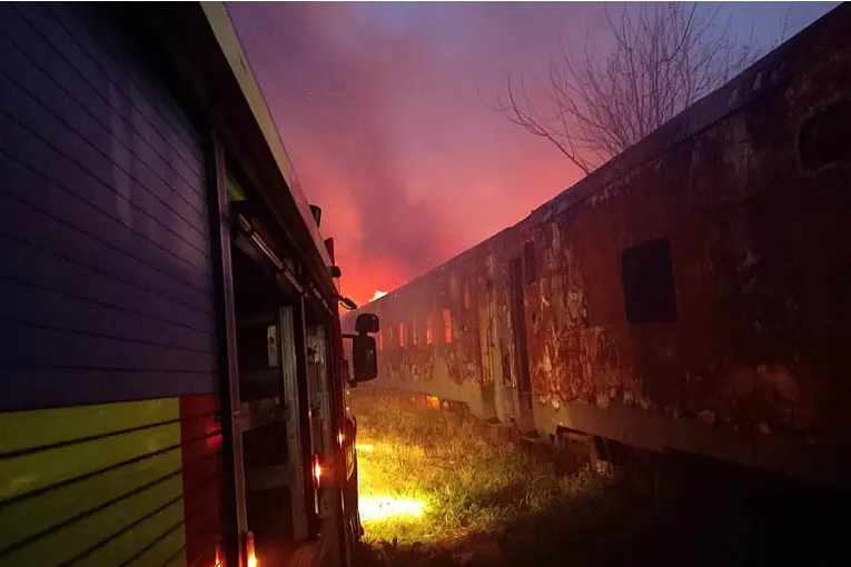 Se incendiaron dos vagones ferroviarios en Paraná y Bomberos evitaron que el fuego se propagara