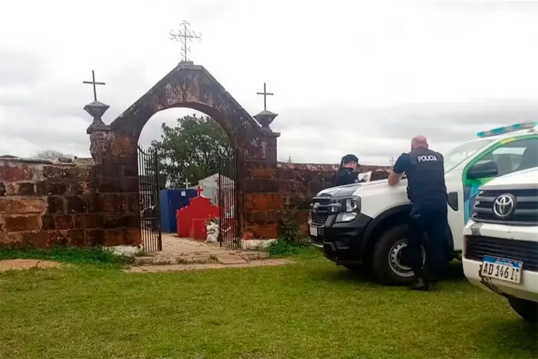 Profanaron un cementerio en Corrientes: dañaron nueve panteones e identificaron a dos sospechosos