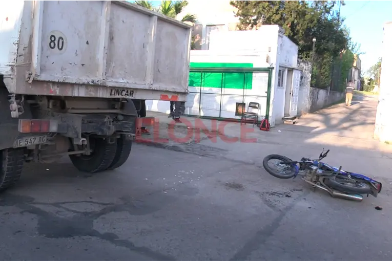 Accidente en Avenida Ramírez: motociclista chocó contra un camión municipal y resultó herido