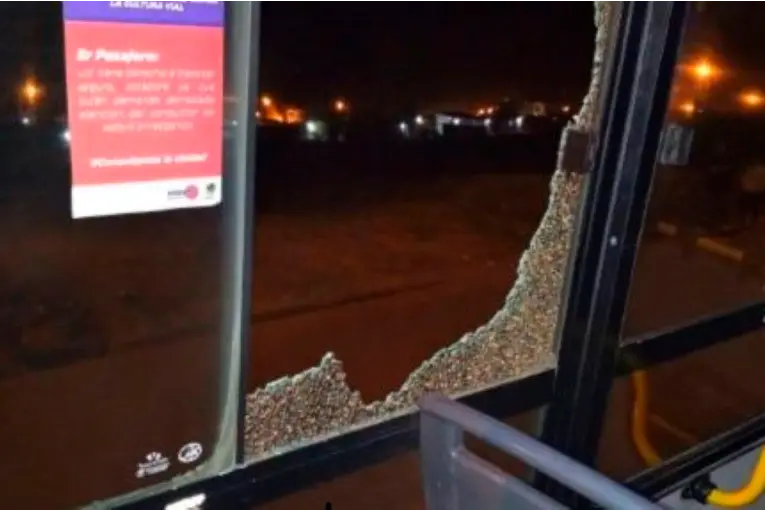 Impactó un proyectil contra un colectivo en Concordia: un pasajero viajaba en el asiento junto a la ventanilla