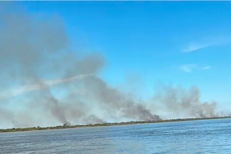 Nuevos incendios en las islas entrerrianas: el humo afecta la ruta Rosario-Victoria