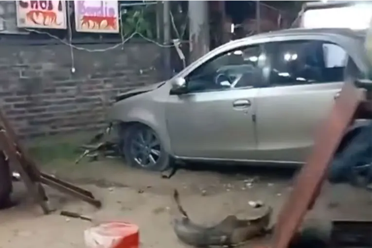 Fuerte accidente en Paraná: un auto se subió a la vereda y chocó un puesto de comida
