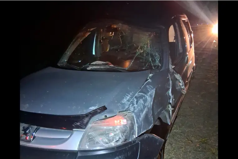 Conductor se durmió al volante y volcó sobre Ruta 18, en Villaguay