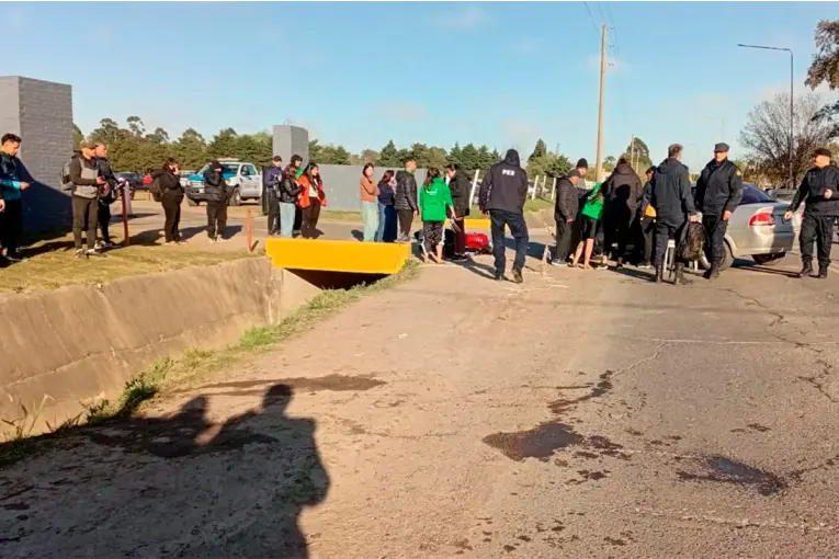 Motociclista cayó a una cuneta de dos metros en el ingreso a San Benito y fue hospitalizado