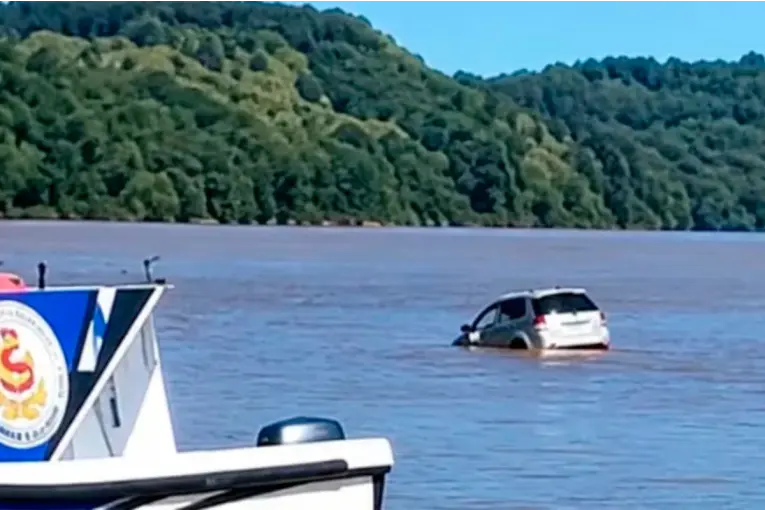 Distraído, avanzó de más cuando intentaba subir a una balsa y cayó con el auto al río Uruguay