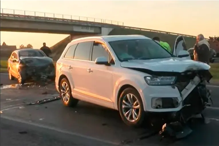 Arrojaron una rueda a la autopista para robar y causaron un choque en cadena