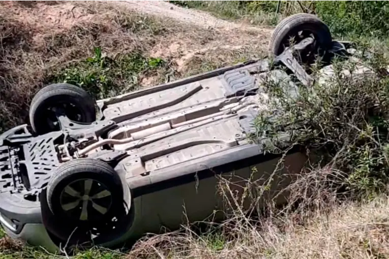 Una mujer volcó con su auto y fue socorrida por vecinos en Concepción del Uruguay