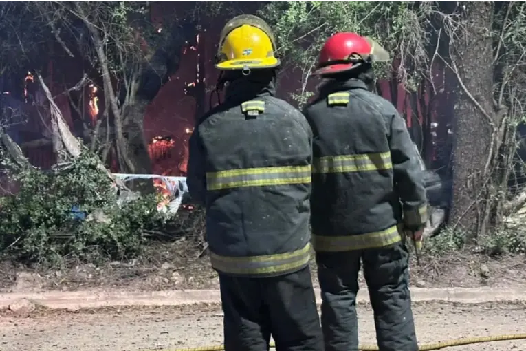 Una garrafa provocó un grave incendio en una vivienda en Gualeguaychú: una mujer fue hospitalizada