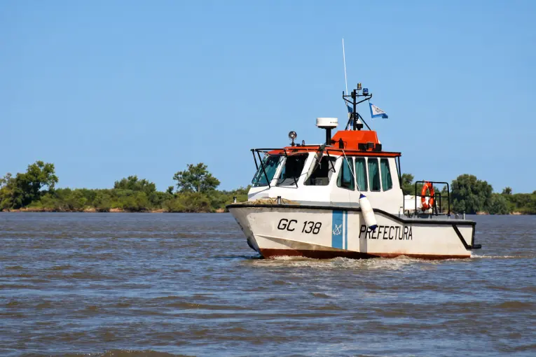Buscan a dos primos de 16 años que desaparecieron tras ingresar al río Paraná en Ituzaingó