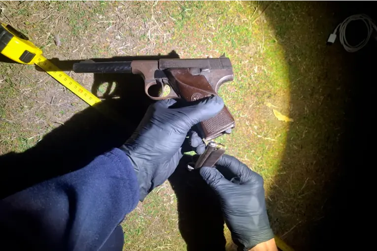 Persecución policial en Paraná culminó con un arma secuestrada y siete demorados