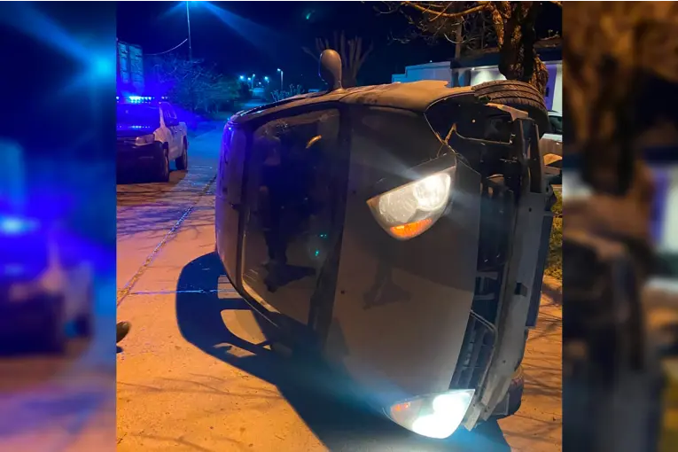 Perdió el control de su auto y volcó cuando se dirigía al trabajo