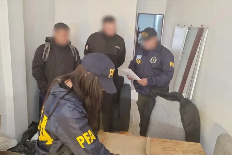 Compraban celulares con identidades ajenas: desbarataron una banda y hubo cuatro detenidos