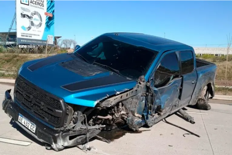 Camioneta de un futbolista de Rosario Central chocó contra una columna y fue hallada abandonada