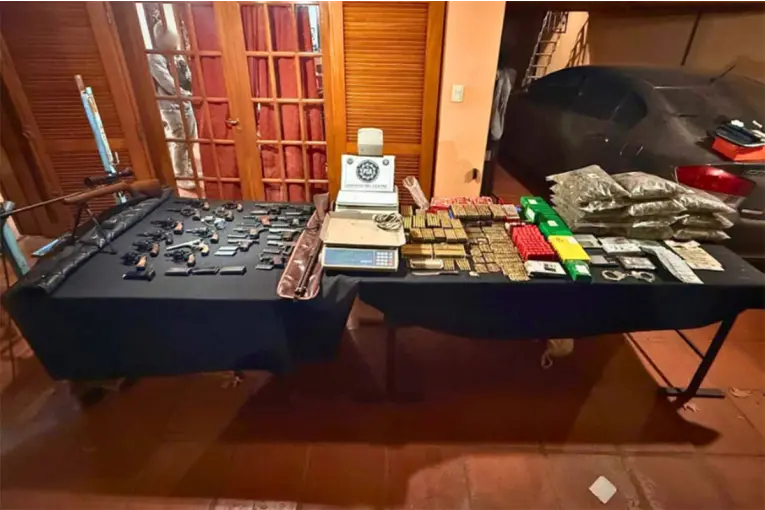 Detuvieron a una pareja con droga, secuestraron 23 armas de fuego y más de 1.700 municiones