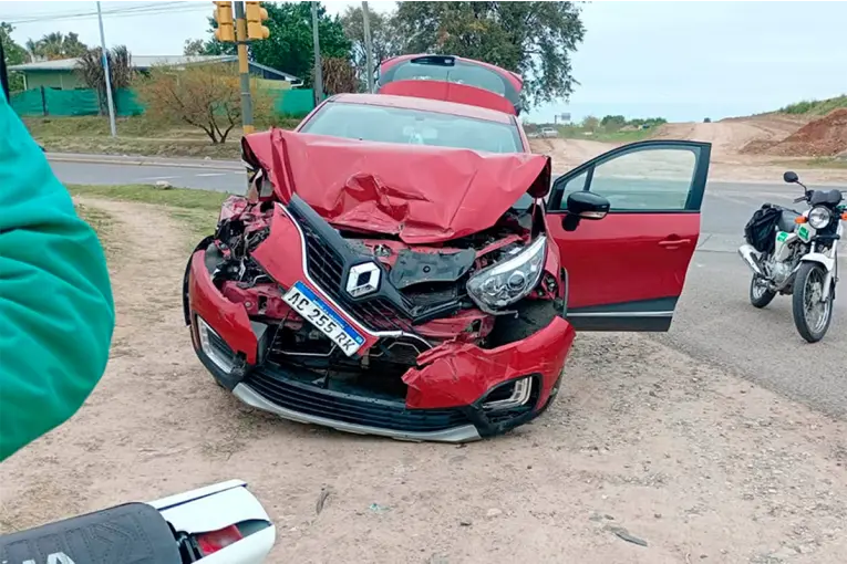 Chocaron un camión y un auto en la intersección de Almafuerte y Circunvalación