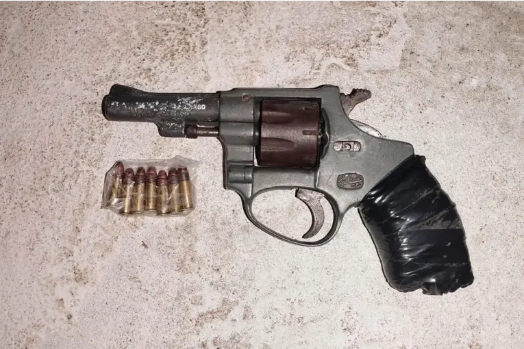 Aprehendieron a un adolescente de 15 años con un revólver cargado en una plaza de Concordia