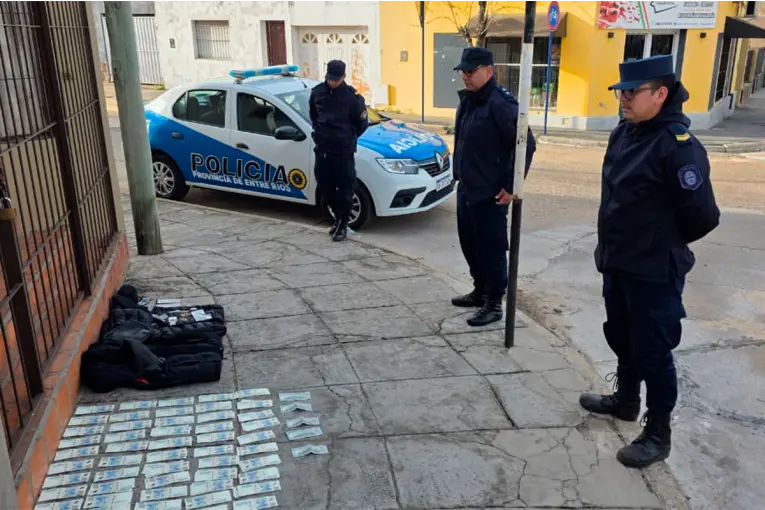 Dos hombres llevaban más de $5 millones, dólares y joyas de dudosa procedencia en Concordia: fueron detenidos