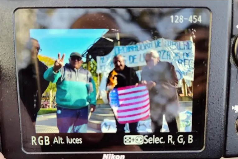Demoraron a tres personas por quemar un símbolo de EE.UU. durante la marcha de jubilados en Concordia