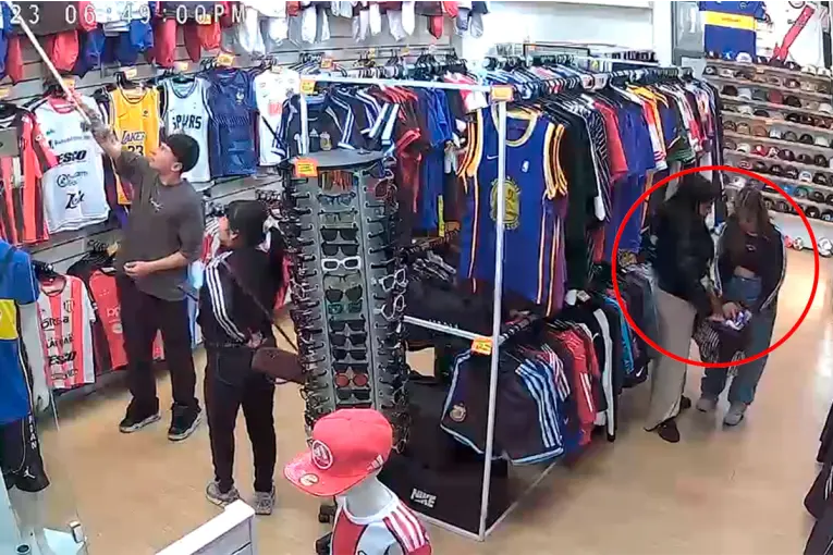 Video: tres mujeres robaron en un comercio que abrió hace apenas 10 días en Paraná